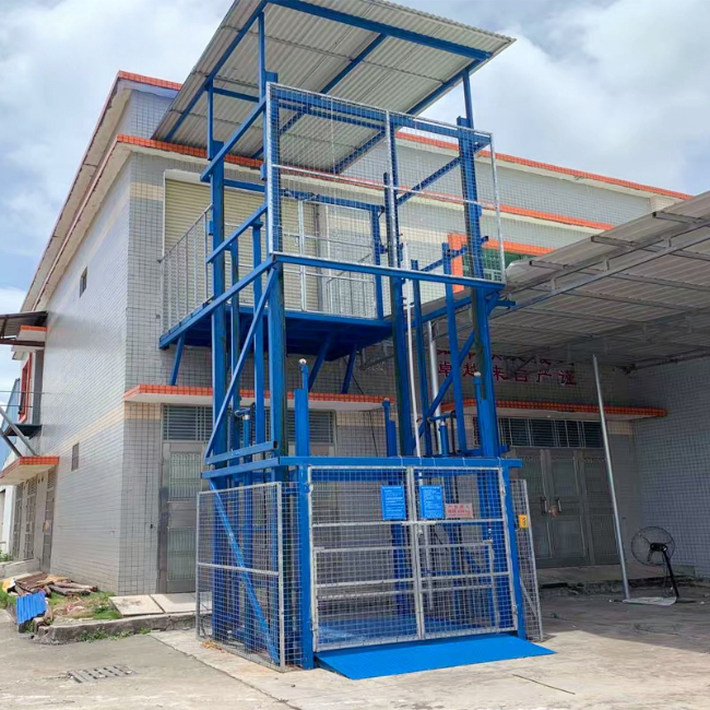 湖口建材厂室外升降货梯安装